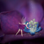 Illustration d’une petite fée s’approchant du cœur lumineux d’une fleur violette, dans une scène mêlant photographie macro et dessin.