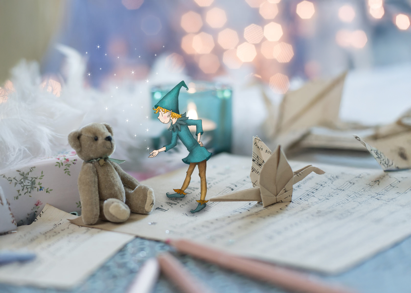 Ours en peluche posé sur des feuilles de musique, accompagné d’un personnage illustré dans une scène miniature.