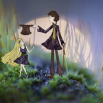 Mise en scène photographique et illustration mêlées représentant Alice et le Chapelier fou dans un décor naturel miniature, évoquant le temps qui passe, l’attente et le décalage, dans une atmosphère onirique.