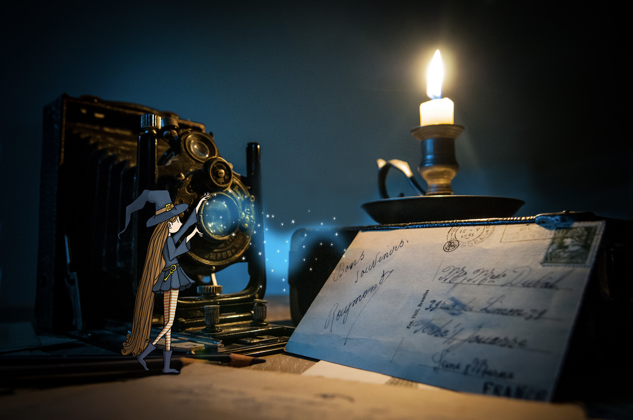 Photographie d’un ancien appareil photo posé sur un bureau, éclairé par une bougie, avec un personnage illustré observant une lumière s’échappant de l’objectif, dans une scène mêlant photographie et illustration.