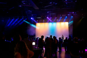 Fin de concert de Chris Anderson devant le public réuni pour les vœux du maire de Croissy-Beaubourg, ambiance festive et musicale