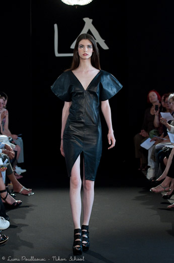 Mannequin portant une robe noire lors d’un défilé à la Paris Fashion Week, photo prise pendant une formation photographique Nikon School