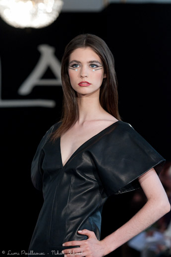 Portrait mode d’un mannequin sur le podium de la Paris Fashion Week, photographie réalisée dans le cadre d’une formation Nikon School