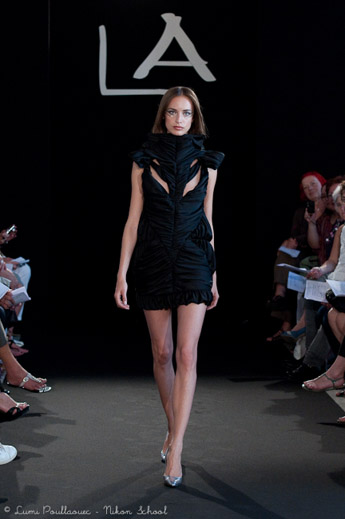 Mannequin défilant sur le podium lors de la Paris Fashion Week, photographie réalisée pendant une formation à la Nikon School