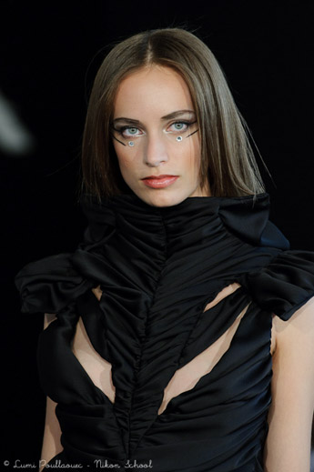 Portrait de mannequin lors d’un défilé de mode à la Paris Fashion Week, photo prise pendant une formation photographique Nikon School