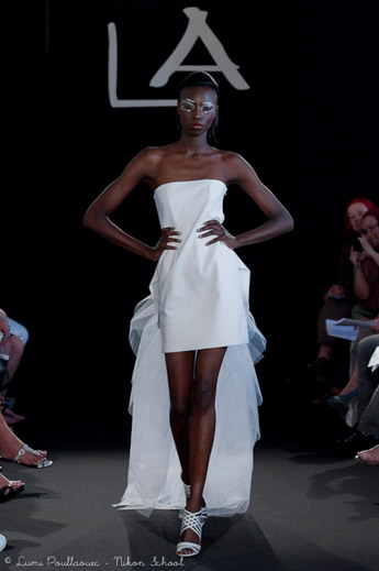 Mannequin portant une robe de mariée lors d’un défilé à la Paris Fashion Week