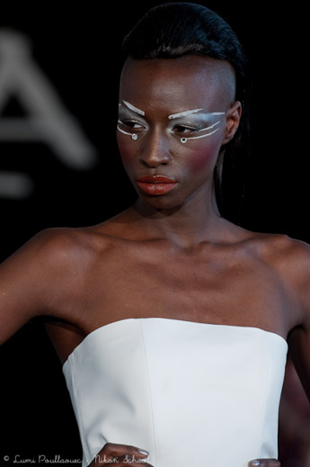 Détails d’une robe de mariée couture présentée lors d’un défilé parisien