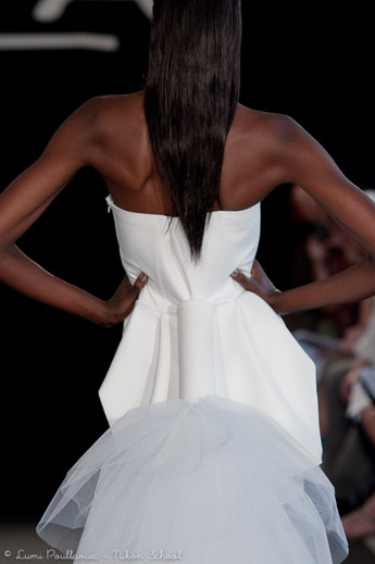 Vue de dos d’une robe de mariée sur le podium de la Paris Fashion Week