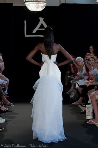 Vue de dos d’une robe de mariée sur le podium de la Paris Fashion Week