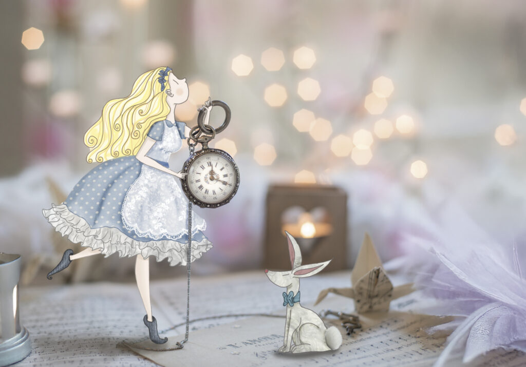 Illustration d’une fillette inspirée d’Alice tenant une montre à gousset, intégrée à une photographie sur fond lumineux.