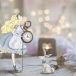 Illustration d’une fillette inspirée d’Alice tenant une montre à gousset, intégrée à une photographie sur fond lumineux.