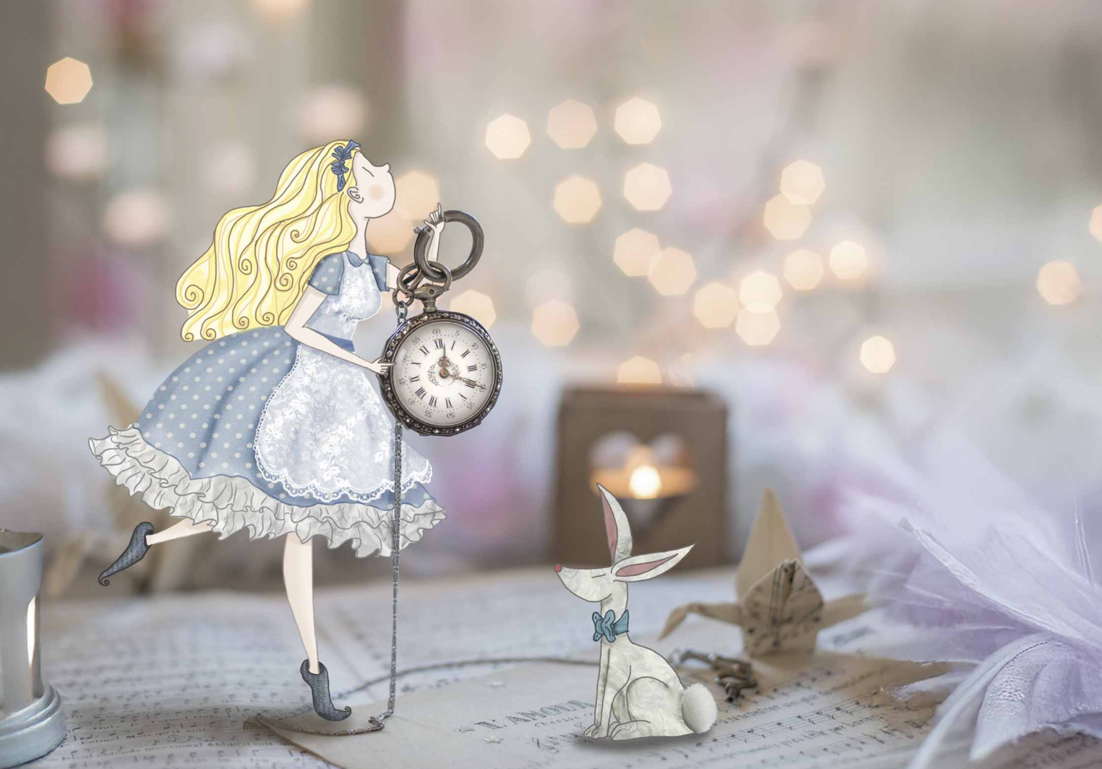 Illustration d’une fillette inspirée d’Alice tenant une montre à gousset, intégrée à une photographie sur fond lumineux.