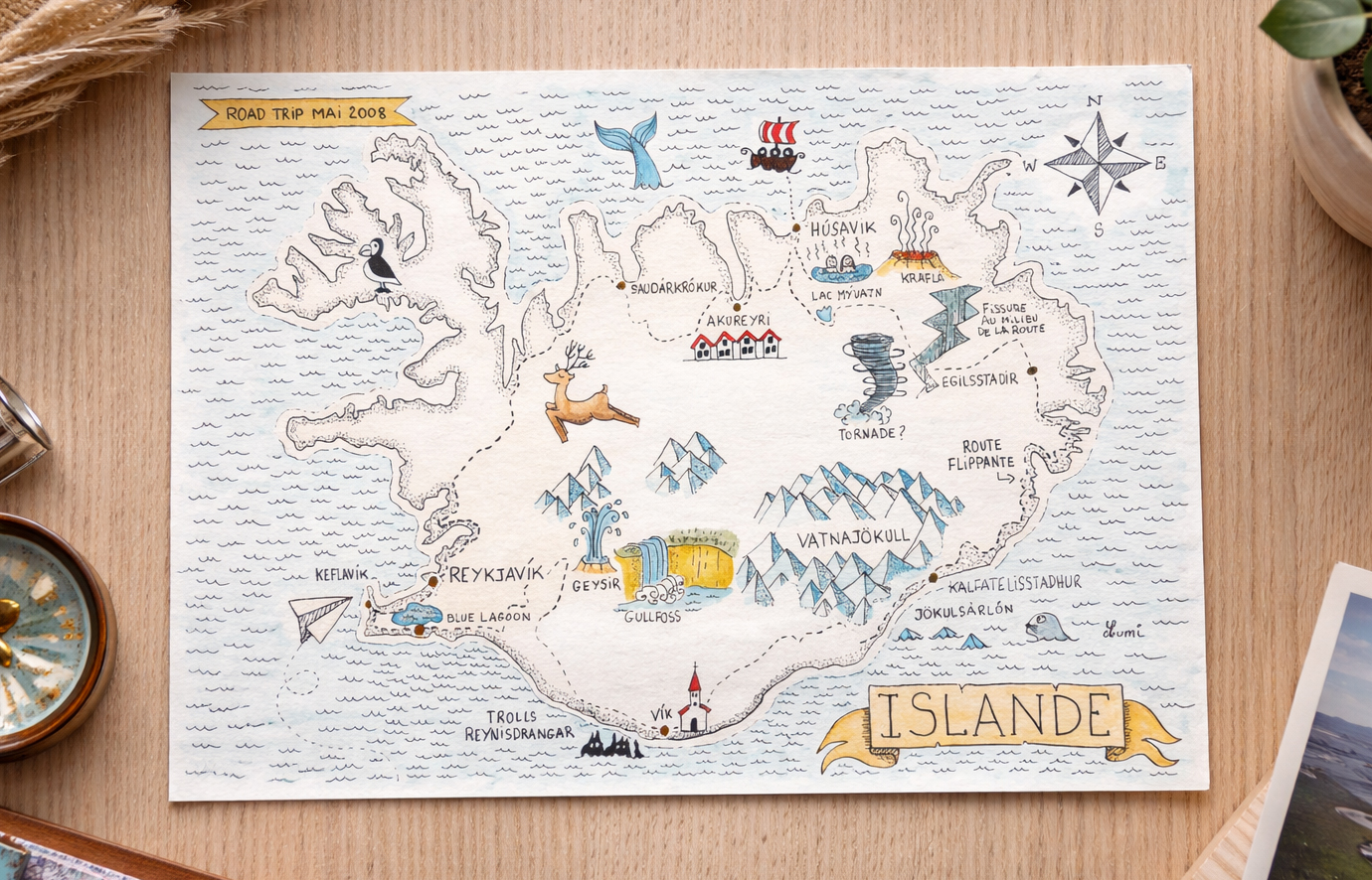 Carte illustrée de l’Islande représentant un itinéraire de road trip, posée sur une surface en bois clair.