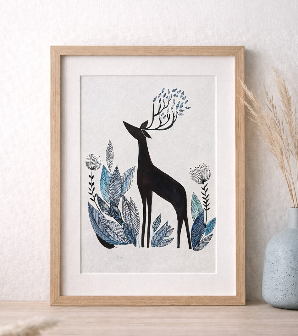 Illustration représentant un cerf stylisé entouré de feuillages et de fleurs, encadrée dans un cadre en bois clair avec marie-louise, présentée dans un décor minimaliste aux tons naturels.