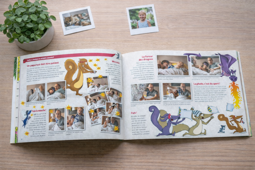 Double page intérieure du livre « CLIC ! Le manuel des petits photographes » posée sur une table en bois clair, mise en scène avec une plante verte et deux polaroids, dans une ambiance douce et naturelle.