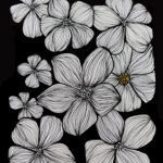 Illustration florale en noir et blanc avec une touche dorée.