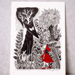 Illustration en noir et blanc avec touches de rouge montrant une silhouette féminine avançant dans une forêt sombre, face à un loup aux formes imposantes.