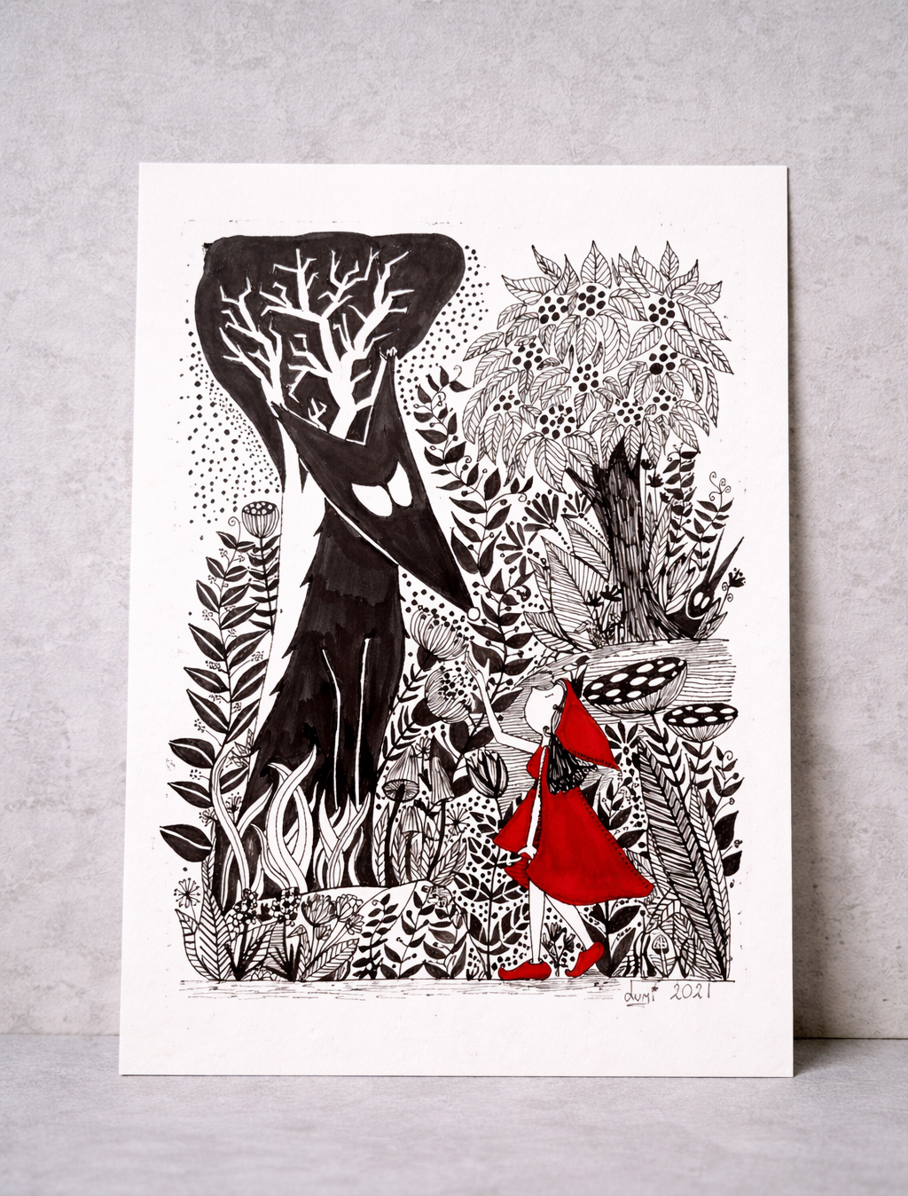 Illustration en noir et blanc avec touches de rouge montrant une silhouette féminine avançant dans une forêt sombre, face à un loup aux formes imposantes.
