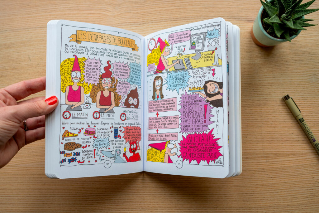 Pages intérieures du livre Adieu graisse ! ouvertes sur un bureau en bois, avec illustrations colorées racontant le quotidien et les envies gourmandes